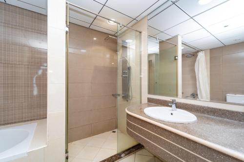 Sand And Beachfront Havens with sea view&pool&Gym&jacuzz في عجمان: حمام مع حوض ودش