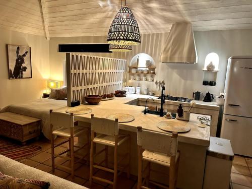 Una cocina con encimera con fregadero y frigorífico. en Ojai Serenity Retreat, en Ojai