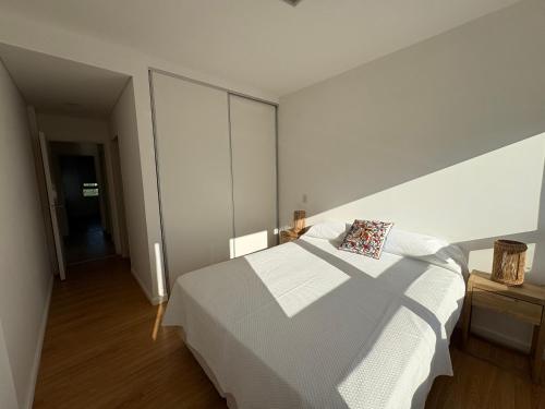 Alquiler temporal con cochera privada zona centro في تانديل: غرفة نوم بها سرير أبيض كبير في الغرفة