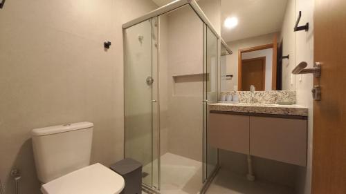 Et badeværelse på Cond Pe na Areia com Piscina Privativa