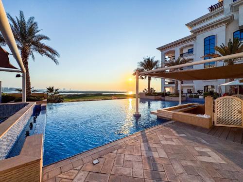 Yas Studio - Golf Course View - Amazing Pool - Heart of Yas Island - 5 min from Yas Mall, Ferrari World, Warner Bros, Sea Worlds, etc