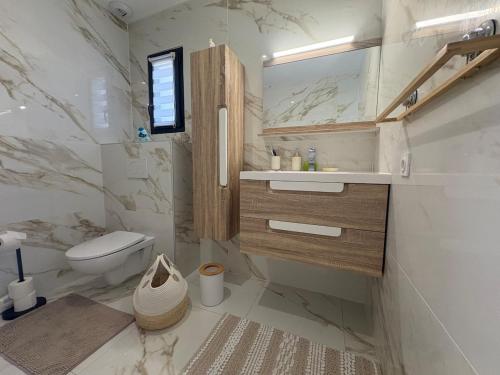 Ένα μπάνιο στο Modern Villa Toulouges