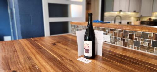 - une bouteille de vin assise au-dessus d'une table dans l'établissement Morabeza - A Tropical Seneca Haven, à Burdett