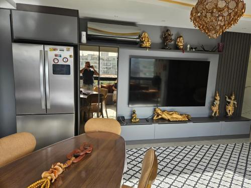 Η κουζίνα ή μικρή κουζίνα στο Apartamento moderno e sofisticado perto da praia