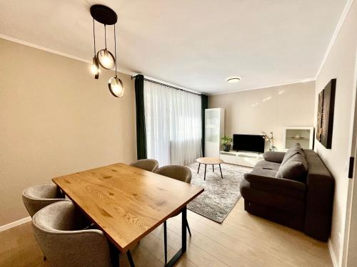 un soggiorno con un divano e un tavolo di Central Loft Mimozelor a Târgu-Mureş
