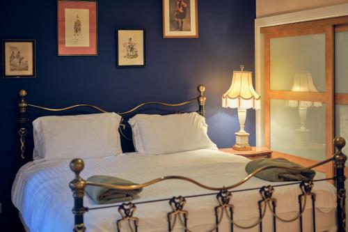 Ένα ή περισσότερα κρεβάτια σε δωμάτιο στο Bruce on the Row-Historic Elegance near Edinburgh