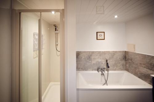 Ένα μπάνιο στο Bruce on the Row-Historic Elegance near Edinburgh