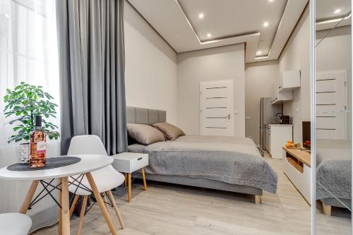 En eller flere senge i et værelse på Central Platinum Apartments 27