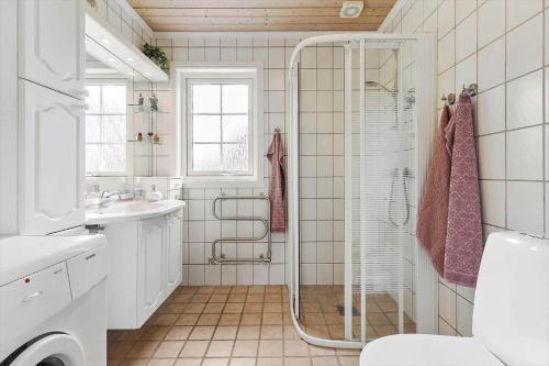 ein Badezimmer mit Dusche und Waschbecken in der Unterkunft 3690 Nexø - Hovedgade 2 in Snogebæk