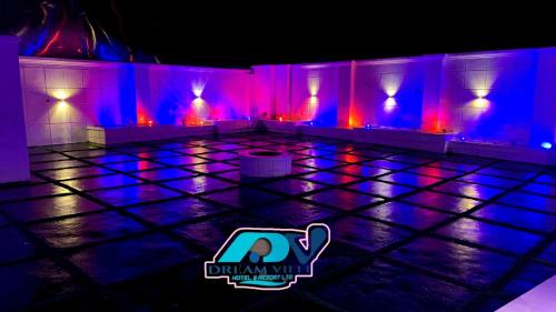 Dreamville Hotel & Resort في أويو: صالة رقص ذات اضاءة ارجوانية وزرقاء