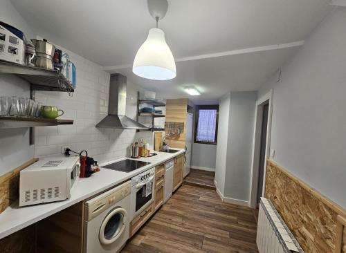 Η κουζίνα ή μικρή κουζίνα στο Vivienda Uso Turistico Zapateria 1 licencia VUT 42120