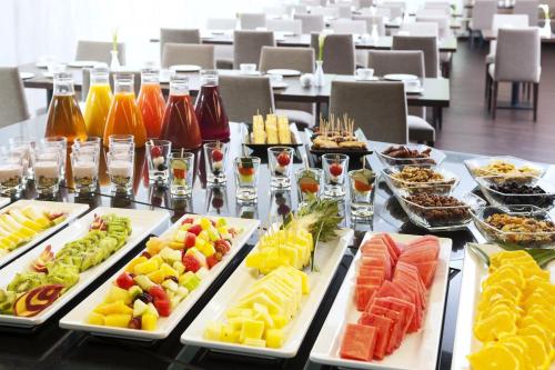 オーバーディングにあるNH ミュンヘン エアポートの長いテーブル