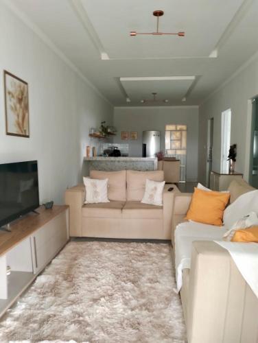 ein Wohnzimmer mit Sofa und Fernseher in der Unterkunft Casa Vieira in Piranhas