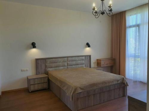 Un dormitorio con una cama grande y una lámpara de araña. en Old Villa in Dubrovnik, en Dubrovnik