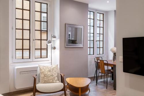 Authentic Nice Old Town, separate bedroom, AC