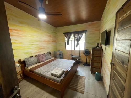 ein Schlafzimmer mit einem Bett und einer farbenfrohen Wand in der Unterkunft Sango beach in Accra