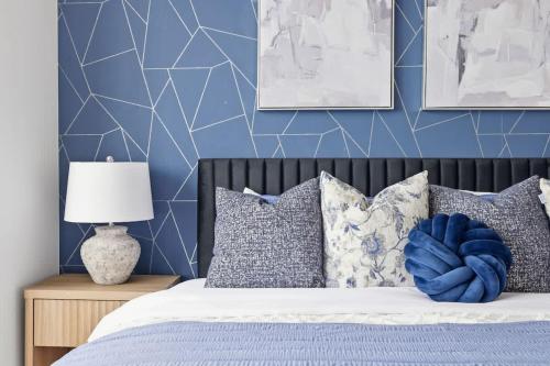 Ένα ή περισσότερα κρεβάτια σε δωμάτιο στο Stylish 3br Condo - Parking - 65 TV