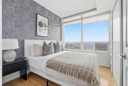 Ένα ή περισσότερα κρεβάτια σε δωμάτιο στο Stylish 3br Condo - Parking - 65 TV