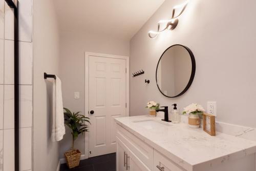 Ένα μπάνιο στο Elegant 3 Bedroom 2 Bathroom With EV Charging Near Santa Anita