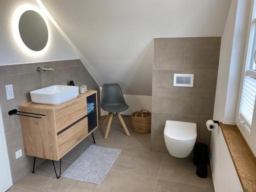 een badkamer met een wastafel en een toilet bij Ferienhaus Waldblick in Warendorf