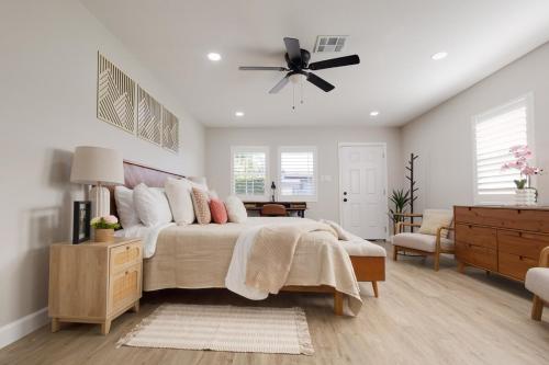 Ένα ή περισσότερα κρεβάτια σε δωμάτιο στο Elegant 3 Bedroom 2 Bathroom With EV Charging Near Santa Anita