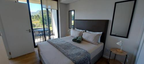 een slaapkamer met een bed met een tas erop bij 204 The Meadows in George