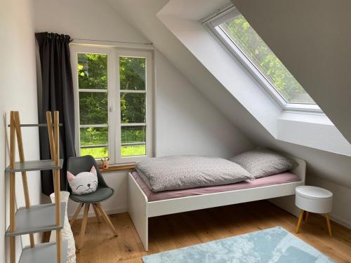 een slaapkamer op zolder met een bed en een raam bij Ferienhaus Waldblick in Warendorf