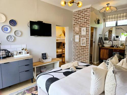 a living room with a bed and a kitchen with a kitchen at Karoovlaktes in Prieska