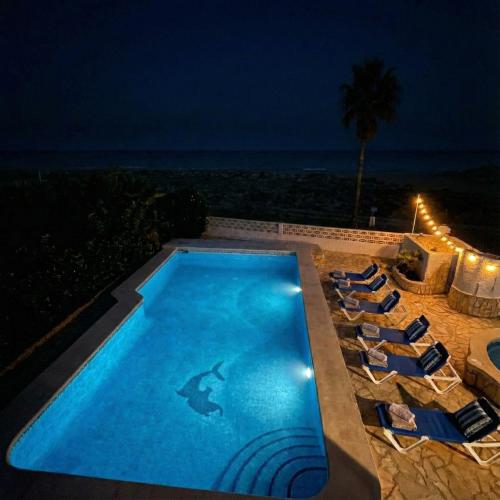 Πισίνα στο ή κοντά στο holaVivienda - Villa de lujo a pie de playa con piscina privada