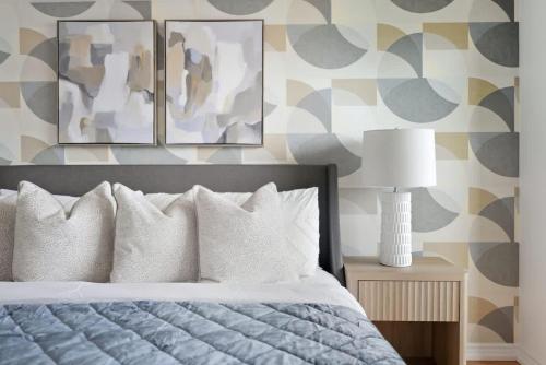 Postel nebo postele na pokoji v ubytování Elegant 2BR Sky Condo for 9 - Terrace - Lake Views