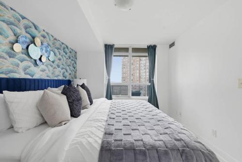 Designer 2BR - King Suite - Rare 2 Parking - YYZ في ميسيساوغا: غرفة نوم بسرير كبير ونافذة