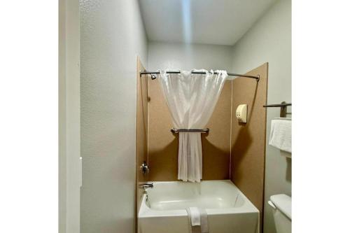 Koupelna v ubytování Weslaco Inn by Capital O Near Mercedes