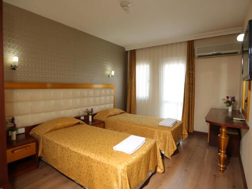 Postel nebo postele na pokoji v ubytování Kayalar Hotel
