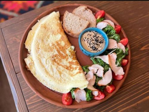 バコヴェルにあるViktan Hotelのサンドイッチとサラダが添えられた食事の皿