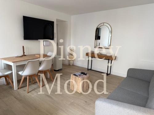 TV a/nebo společenská místnost v ubytování Sleep & Cozy Disneyland