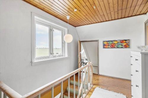 una camera con una scala e una finestra di 4767-Ostermarie-Olenevej-1 a Østermarie