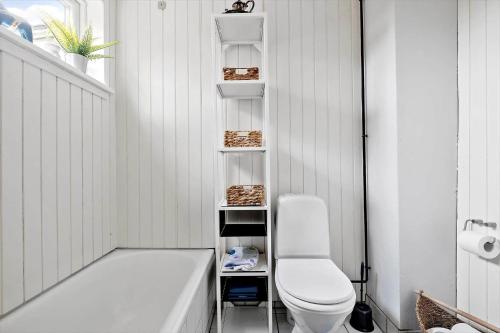 un bagno con una vasca bianca e un water di 4767-Ostermarie-Olenevej-1 a Østermarie