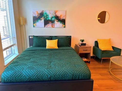 En eller flere senge i et værelse på Luxe Studio - Barnes Jewish, Arch, Forest Park!