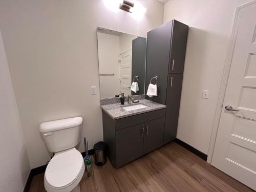 Et badeværelse på Luxe Studio - Barnes Jewish, Arch, Forest Park!