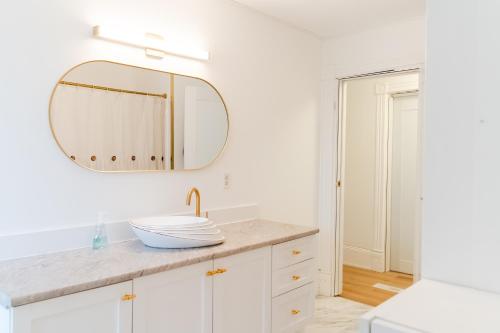 Ένα μπάνιο στο County Cove - Newly Renovated Century Home