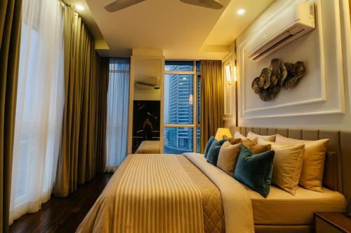 een slaapkamer met een bed met gele en blauwe kussens bij Elysium Tower Prestige Premium Apartments Facing Centaurus Mall Islamabad in Islamabad