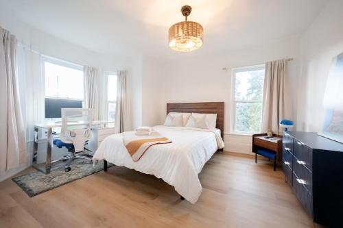 Ένα ή περισσότερα κρεβάτια σε δωμάτιο στο County Cove - Newly Renovated Century Home