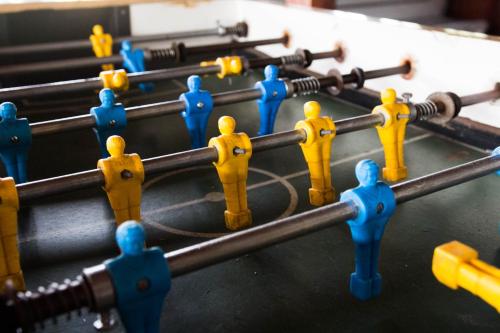 a group of yellow and blue lego figures on a table at Hotel Águas Vivas in Caraguatatuba