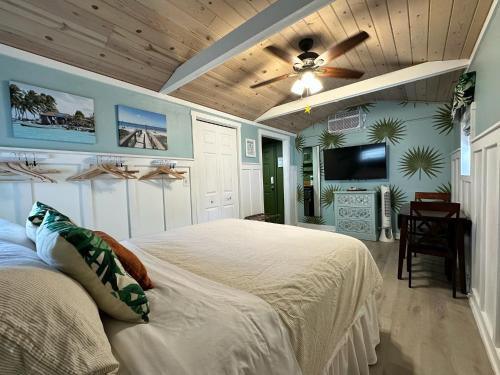a bedroom with a bed and a ceiling fan at Palm Paradise Retreat in St. Petersburg