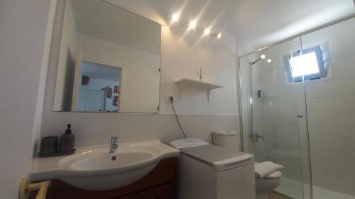 ein Badezimmer mit Waschbecken, Toilette und Dusche in der Unterkunft Villa Star in Agaete