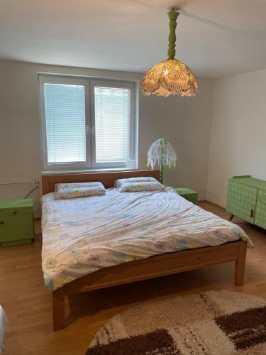 Ένα ή περισσότερα κρεβάτια σε δωμάτιο στο Cozy house with garden, gazebo and barbecue