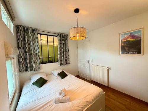 Le Jupiter, Centre ville, Parking Privé في بورجوا: غرفة نوم بسرير أبيض ونافذة