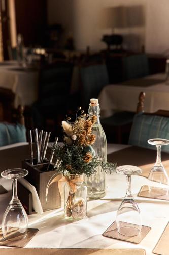 巴登-巴登Landhotel Traube的一张桌子,上面有花花瓶