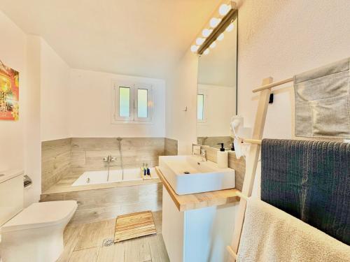 une salle de bain avec un lavabo, des toilettes et une baignoire dans l'établissement Elysian Hill Villa with private pool by DadoVillas, à Spartýlas