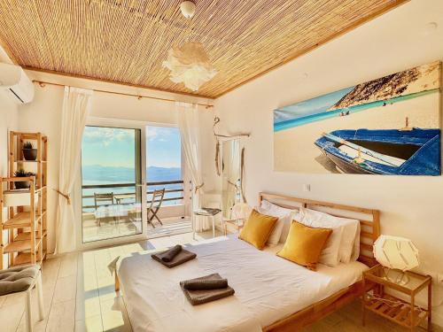 une chambre avec un lit avec vue sur l'océan dans l'établissement Elysian Hill Villa with private pool by DadoVillas, à Spartýlas